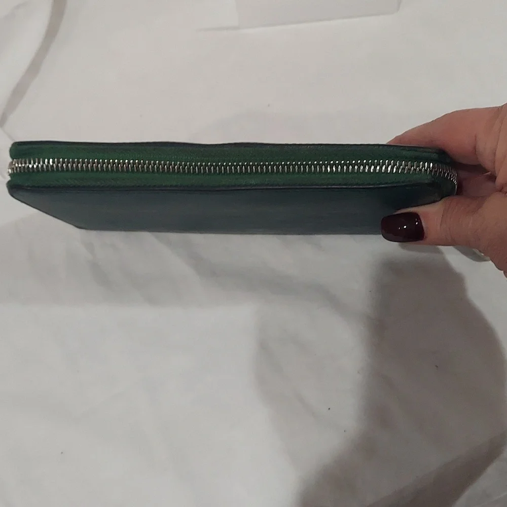 AUTHENTIC Louis Vuitton Zippy Wallet in Green Epi Leather - Picture 3 of 9